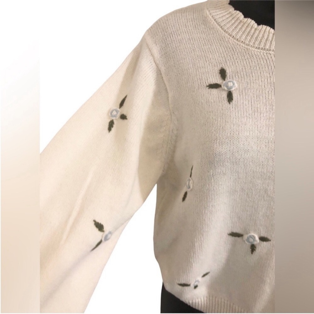 Jessica Simpson Cream blue‎ rosebud embroidered scallop neck sweater size Small - Picture 15 of 15